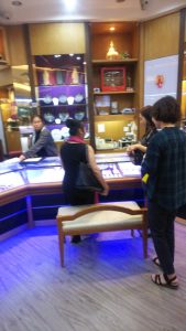 めでたく婚約！宝石店にて